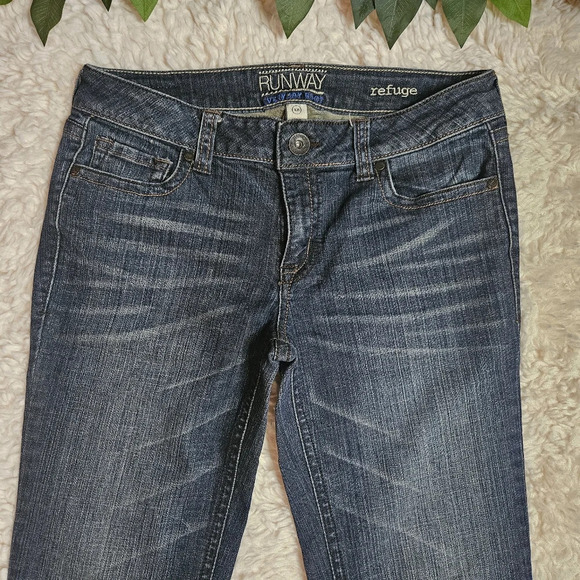 Refuge Runway Everyday Boot Cut Vintage Wash Jeans (NWOT) - Picture 3 of 10